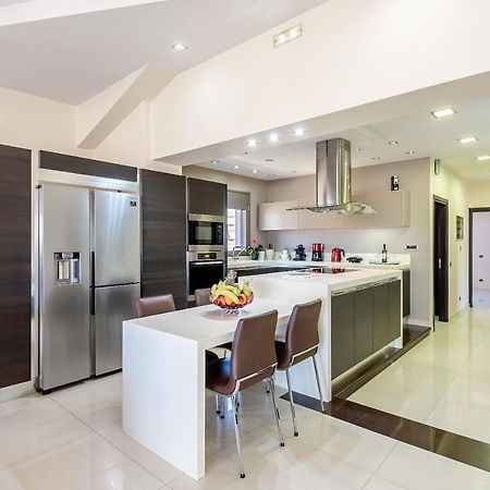 Luxury Villa In City Center With Rooftop Swimming Pool ハニア エクステリア 写真